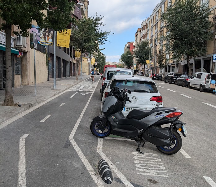 Créer une zone tampon pour mettre à distance du stationnement les bandes/pistes cyclables pour éviter le risque d’emportiérage