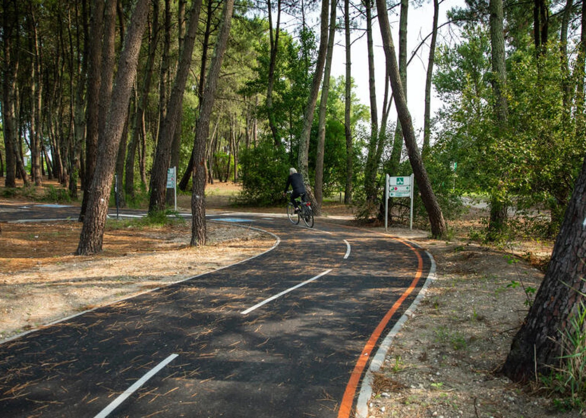 Connecter les quartiers au ReVE ou aux grandes pistes de la métropole avec des aménagements cyclables tels que des vélorues.