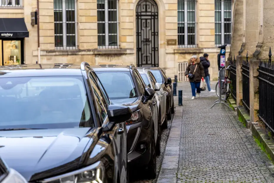 Augmenter l'espace consacré aux modes actifs en diminuant notamment le stationnement en voirie.